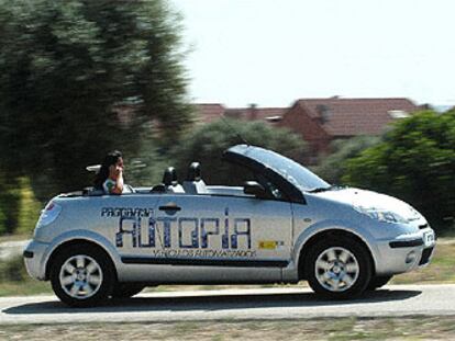 El Citroën Pluriel sobre el que han trabajado investigadores españoles conduce solo en una demostración práctica.