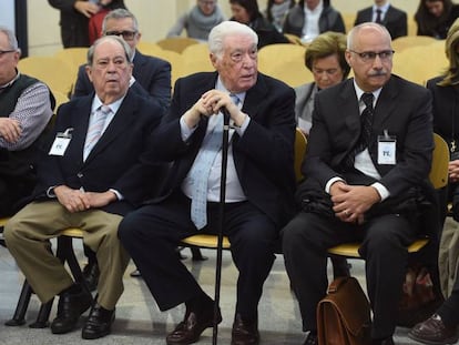 De izda a dcha, el ex secretario de Presidencia Lluís Prenafeta, el exconsejero Macià Alavedra, el exdiputado socialista Luis Andrés García, y el exalcalde de Santa Coloma de Gramenet, Bartomeu Muñoz, durante el juicio.