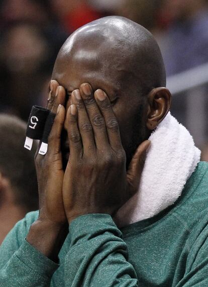 Kevin Garnett se cubre la cara en el banquillo de Boston.