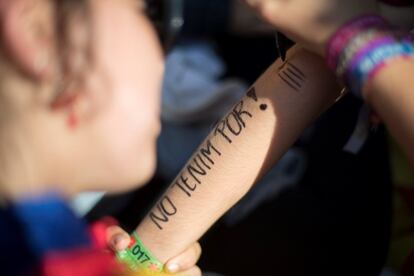 "No tenemos miedo" se puede leer en el brazo de una estudiante durante las protestas en Barcelona. 