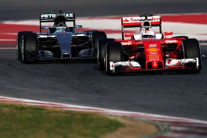 Nico Rosberg y Sebastian Vettel en los entrenamientos de Montmeló.