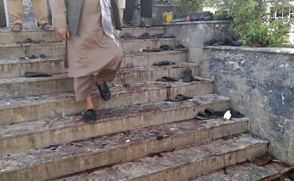Una persona baja las escaleras de la mezquita llenas de manchas de sangre tras el atentado, este viernes.