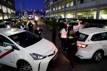 Los taxistas aplauden la labor del personal sanitario en el hospital Infanta Leonor de Madrid.