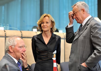 Los ministros de Finanzas Wolfgang Schauble, de Alemania, Elena Salgado, de España y Giulio Tremonti, de Italia al inicio de la reunión del Eurogrupo.