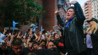 Javier Milei saludaba el día 16 a sus simpatizantes en el cierre de su campaña electoral en Córdoba (Argentina).