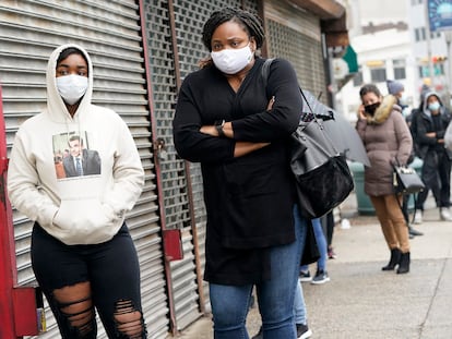 Colas para hacerse pruebas de covid-19 en una clínica de Nueva Jersey.