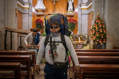 Entre las diversas peregrinaciones que salen de todos los estados, los peregrinos del Barrio de Santo Domingo, ubicado en el corazón de Puebla, recorren anualmente más de 130  kilómetros para llegar a la Basílica de Guadalupe. Los vecinos de este barrio han consolidado una familia alrededor de esta manda de fe que trasciende generaciones, pues José Roberto León 'El Meco', el más grande del barrio que ha caminado por El Paso de Cortés  por más de 40 años, acompaña a los más jóvenes que no llevan más de un año. Uno de los parajes más conocidos de las peregrinaciones es el Paso de Cortés, la brecha que existe entre los volcanes Popocatépetl e Iztaccíhuatl, más de 30 kilómetros de cerro, para cruzar de Puebla al Estado de México.