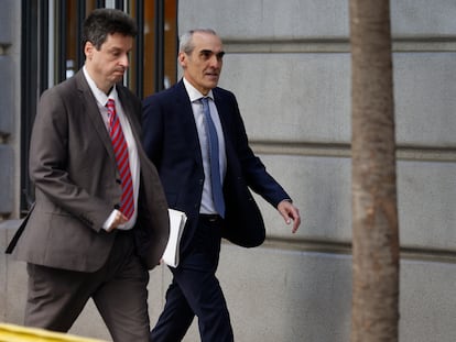 El Fiscal de Sala Jefe de la Fiscalía Especial contra la Corrupción y la Criminalidad Organizada , Alejandro Luzón (derecha), a su llegada a la Fiscalía de Madrid, este martes.