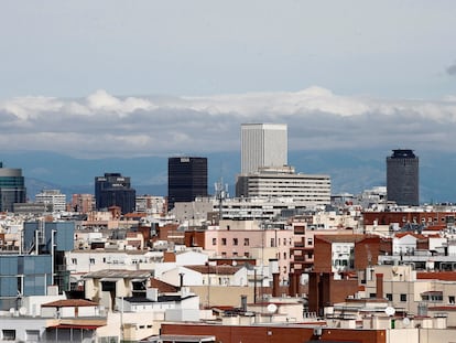 Vista de la Torre Picaso con un cielo prácticamente limpio de contaminación debido al confinamiento en Madrid.