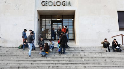 Estudiantes ante la puerta de la facultad de Geología de la Universidad de La Sapienza, en Roma.