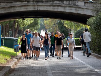 Personas haciendo caminatas, deporte, por el Cauce Del Río en Valencia.