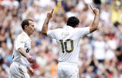 Figo celebra junto a Butragueño uno de los goles del partido.