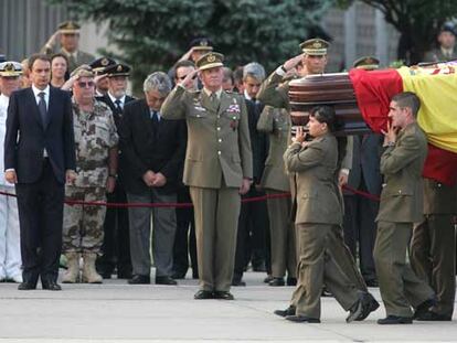 De izquierda a derecha, el ministro de Defensa, el jefe de la Armada, el presidente del Gobierno, el jefe del Ejército, el subsecretario, el Rey y el Príncipe, al paso de uno de los féretros.