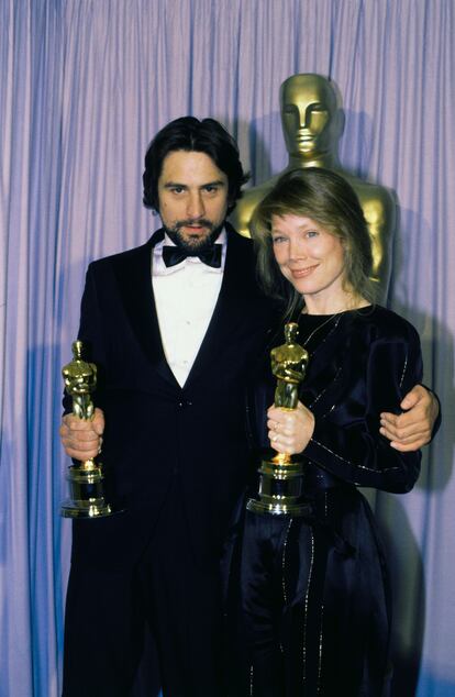 Robert De Niro y Sissy Spacek muestran sus premios Oscar (él lo ganó por 'Toro Salvaje', ella por 'Quiero ser libre'). Era 1981.