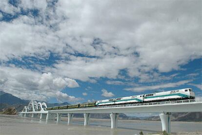Un tren pasa por primera vez por encima del puente La Sa Te, cerca de la estación de ferrocarriles de Lhasa.