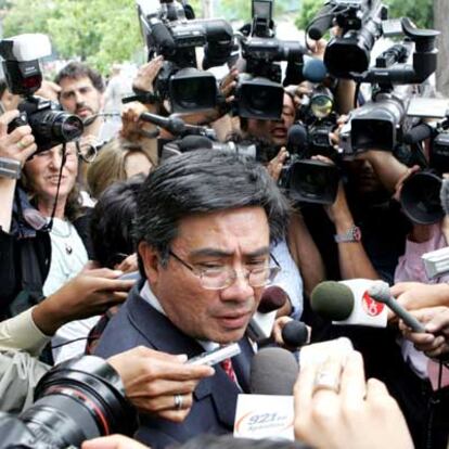 El abogado de Fujimori, César Nakasaki, se dirige a los periodistas ante el edificio donde está detenido el ex presidente.