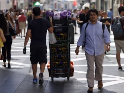 Taking off the days in between national holidays is standard practice in Spain.