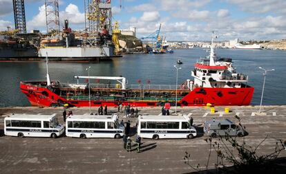 Autobuses de la policía esperan el desembarco de los migrantes del petrolero en Senglea, Malta.