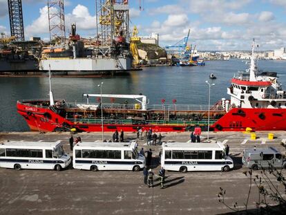 Autobuses de la policía esperan el desembarco de los migrantes del petrolero en Senglea, Malta.