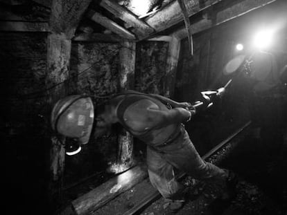 Trabajadores en el interior de una mina en Coahuila.