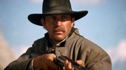 El actor Kevin Costner como Wyatt Earp, en la película homónima de 1994.