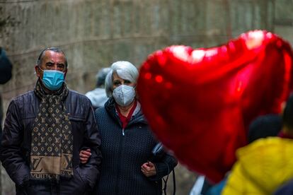 Varias personas caminan con mascarillas por las calles de Toledo durante el primer día de la vuelta a la mascarilla obligatoria en exteriores.