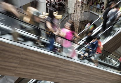 Una panor&aacute;mica de las escaleras mec&aacute;nicas del centro comercial Costanera Center. 