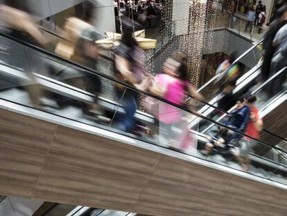 Uma panorâmica das escadas rolantes do shopping Costanera Center.