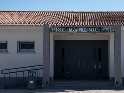 Puerta de acceso al complejo municipal de piscinas de Torrijos.