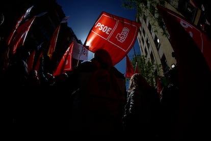 Simpatizantes del PSOE se concentran en los alrededores de la sede socialista de Ferraz.
