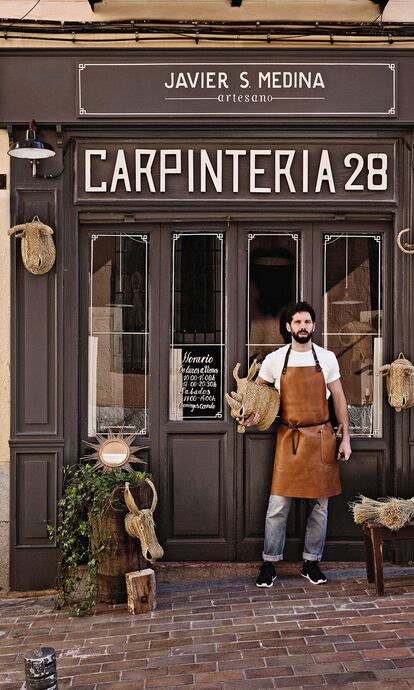 Javier S. Medina abrió su taller a pie de calle en Malasaña (Escorial, 28) en 2014. Ahora ultima una ampliación con un nuevo local en la vecina Madera, 34: «Va a ser taller, showroom, espacio para dar cursos...». En este moderno laboratorio investigará también otros caminos: «Quiero conservar mi sello, las fibras naturales, y hacer cosas nuevas, con madera y piel. Voy a buscar ideas».