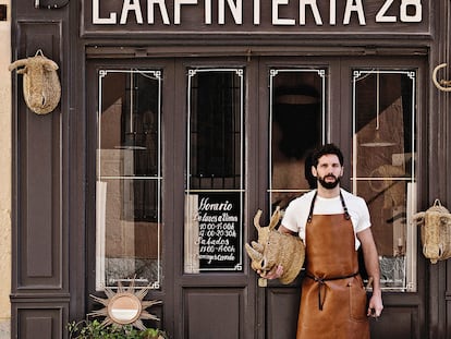 Javier S. Medina abrió su taller a pie de calle en Malasaña (Escorial, 28) en 2014. Ahora ultima una ampliación con un nuevo local en la vecina Madera, 34: «Va a ser taller, showroom, espacio para dar cursos...». En este moderno laboratorio investigará también otros caminos: «Quiero conservar mi sello, las fibras naturales, y hacer cosas nuevas, con madera y piel. Voy a buscar ideas».