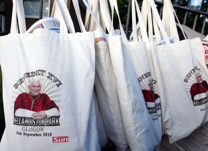 Un vendedor de periódicos con bolsas de regalos para conmemorar la visita del Papa a Gran Bretaña. La bolsa contiene una botella de agua, un refrigerio y un ejemplar del periódico The Sun en una calle próxima a Bellahouston Park, donde se va a celebrar una misa al aire libre.