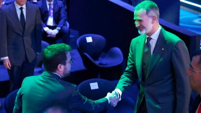 Felipe VI saluda a Pere Aragonès, durante la inauguración del Mobile World Congress en Barcelona. Sánchez saluda a Pere Aragonès.