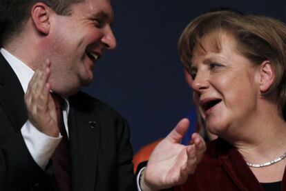 Angela Merkel y Stefan Mappus, candidato de la CDU, ayer en Mannheim.