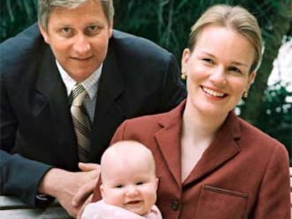 El príncipe Felipe de Bélgica, con su esposa, Matilde, y su hija, Isabel, en 2002.
