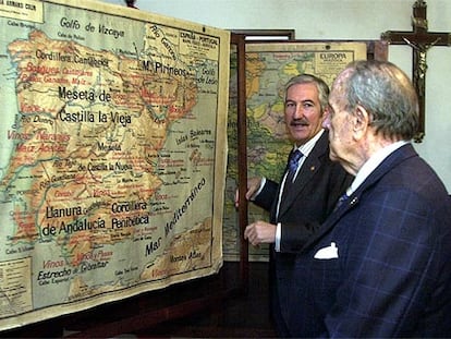 Fraga y el consejero Celso Currás, durante la inauguración del Museo Pedagógico de Galicia.
