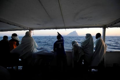 Migrantes rescatados en el buque de Open Arms observan el peñón de Gibraltar.
