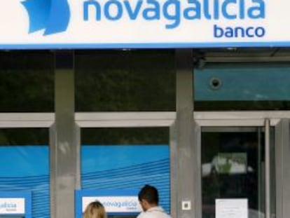 Cajero en una sucursal de Novagalicia Banco. 