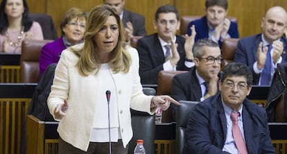 Susana D&iacute;az y Diego Valderas durante la sesi&oacute;n de control en el Parlamento.