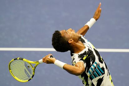 Felix Auger-Aliassime, sirve durante el partido contra Murray.