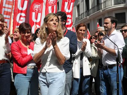 Minutos antes de que diera comienzo la concentración, la ministra de Trabajo ha anunciado que en los “próximos días” se constituirá una comisión de expertos para poner en marcha lo que ha denominado como “gran reforma del derecho laboral”; y que en un plazo de “pocas semanas” se abordará también con los agentes sociales “una ley de participación institucional” con la que se pretende “seguir mejorando la vida de la gente”.