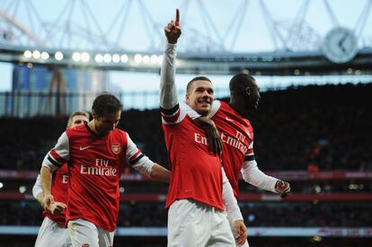 Podolski celebra el segundo gol de su equipo