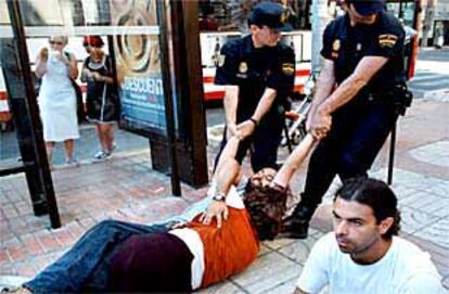 Agentes de la policía arrastran a dos manifestantes, ayer en Alicante.