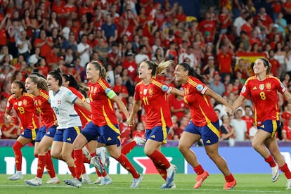 Las jugadoras de la selección española celebran su victoria este viernes, tras el partido de cuartos de final de la Eurocopa 2025 entre Suiza y España en el estadio de Wankdorf, en Berna (Suiza). EFE/Ana Escobar