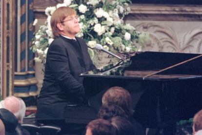 Elton John toca con el piano una versión especial de 'Candle in the Wind', en el funeral de la princesa Diana en la abadía de Westminster en 1997.
