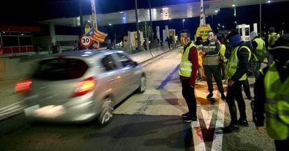 Un grupo de los Comités de Defensa de la República (CDR) levantaron las barreras en la salida de la AP-7 en el peaje de L'Hospitalet de L'Infant, coincidiendo con las horas centrales de la operación retorno por el puente de la Constitución.