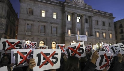 Manifestación en la plaza de Sant Jaume (Barcelona) contra la aplicación del artículo 155, en 2017.