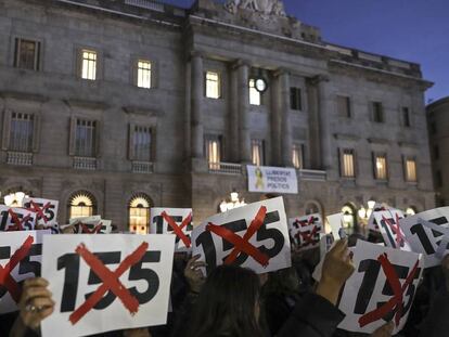 Manifestación en la plaza de Sant Jaume (Barcelona) contra la aplicación del artículo 155, en 2017.