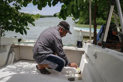 Elenin Correa, pescador 62 años, siempre vivió de la pesca. Ahora busca una nueva oportunidad profesional en el turismo. Pasa los días arreglando su lancha para prestar un servicio que, dice, prácticamente nadie sirve en la actualidad.